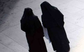 راهبه های قمارباز 500 هزار دلار ربوده و صرف شرط بندی کردند !!