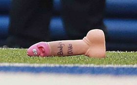 آیا میدانستید: می‌توانید روی پرتاب دیلدو (آلت جنسی مصنوعی) به زمین، شرط بندی کنید ؟!