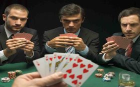 پوکرفیس چیست؟ روش بازی با زبان بدن در پوکر