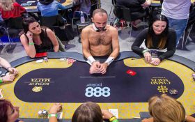 حضور مردان برهنه به عنوان کارت پخش کن در مسابقات پوکر زنان!