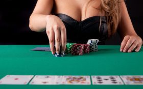 دختران جذاب و سکسی که حرفه ای پوکر بازی می کنند