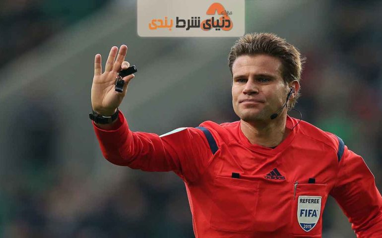 Referee Felix Brash
