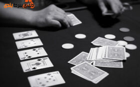 زمانی که حریف در پوکر کارت های سوراخ را دو بار بررسی میکند، چه پیغامی به همراه دارد؟