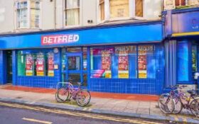 مرد بریتانیایی 17000 پوند از پس انداز مادر مبتلا به زوال عقل خود را در دستگاه های قمار به باد داد !!