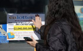 وسوسه دزدی بلیط ۳ میلیون دلاری؛ بخت مشتری بُرد و بخت‌ دختر فروشنده برگشت!