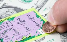 مرد وفادار به مغازه مورد علاقه‌اش برای سومین بار جایزه بخت‌آزمایی را برد !!