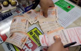 لغو پرواز باعث شد زن ۵۱ ساله یک میلیون دلار در بخت‌آزمایی برنده شود