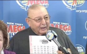 معلم هشتاد ساله، برنده بخت آزمایی سیصد میلیون دلاری !