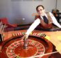 کروپیر (croupier) چه نقشی در کازینو دارد؟ تفاوت کروپیر با دیلر چیست؟